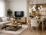 Nowoczesny salon z szarą kanapą i drewnianym stolikiem kawowym. Obok jadalnia z drewnianym stołem i krzesłami. Inspiracja, jak urządzić salon.