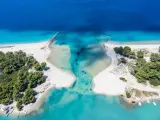 Widok z lotu ptaka na turkusowe wody i białe plaże. Czy Chalkidiki warto? Tak, dla takich widoków!