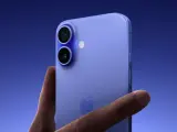 Dłoń trzyma niebieski iPhone 11.