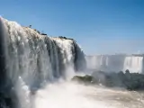 Potężne wodospady Iguazú w Argentynie, kaskady wody spadające z klifów, otoczone zielenią i spowite mgiełką.