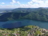 Widok na jezioro i góry. Góra Żar oferuje wiele atrakcji, w tym malownicze krajobrazy i tereny rekreacyjne.