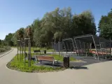 Nowoczesne wiaty i ławki wzdłuż żelaznego szlaku rowerowego Jastrzębie-Zdrój.