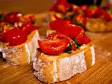 Knuspriges Brot mit frischen Tomaten und Basilikum – ein authentisches italienisches rezept bruschetta original italienisch.