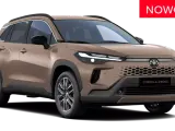 Nowość! Elegancki, brązowy Toyota Corolla Cross Hybrid z nowoczesnym designem i charakterystycznym grillem.