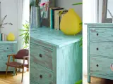 Cómoda de madera con acabado desgastado, técnica de envejecer muebles de madera, junto a una silla de cuero y un espejo.