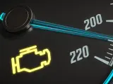 Gelbe motorkontrollleuchte leuchtet auf dem Armaturenbrett. Der Tachometer zeigt 200 und 220.