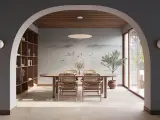 Comedor con mural de grullas y árbol de olivo, creando un ambiente de feng shui sereno y natural.