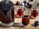 Ein Glas mit Kirsch-Wodka, perfekt für den Sommer. So einfach lässt sich Kirsch-Wodka selber machen!