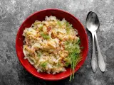Pyszne danie z kapusty włoskiej, duszonej z cebulką i przyprawami, udekorowane świeżym koperkiem. Idealne, by dowiedzieć się, co zrobić z kapusty włoskiej.