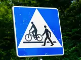Znak ostrzegawczy: przejazd rowerowy i przejście dla pieszych. Czy rowerzysta ma pierwszeństwo na przejeździe rowerowym? Tak, ten znak informuje o tym.