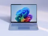 Lekki laptop z kolorową tapetą na ekranie, idealny do optymalizacji systemu za pomocą narzędzi typu windows 11 debloater.