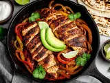 Fajitas de pollo con pimientos, aguacate y tortillas. ¡Un festín listo para disfrutar!