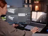 Kobieta projektuje meble 3D na komputerze, używając tabletu graficznego.