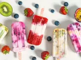 Fruchteis am Stiel mit Beeren, Kiwi und Maracuja. Welches Eis hat am wenigsten Zucker? Die bunten Eis am Stiel sehen lecker aus.