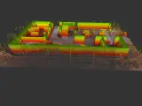 Skan 3D budowy z kolorami wskazującymi twardość HRC. Widoczne rusztowania i elementy konstrukcyjne.