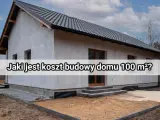 Nowy dom w budowie, szary tynk, ciemny dach. Jaki jest koszt budowy domu 100 m² w 2025 roku?