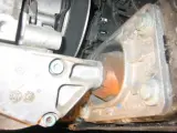 Zużyta poduszka silnika w Audi p1577. Widoczne pęknięcia gumy i metalowe elementy mocujące.