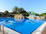 Basen w Estival Eldorado Resort z palmami i zjeżdżalniami wodnymi. Idealne miejsce na letni relaks.
