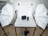 Profesjonalne oświetlenie do zdjęć w domu: dwa parasole fotograficzne, lampy i aparat. Idealna jaka lampa do zdjęć w domu.