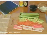 Składniki do sushi: nori, ryż, łosoś, paluszki krabowe, awokado i ogórek. Zobacz, jak pokroić ogórka do sushi, by rolki były idealne.
