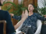 Kobieta z zamkniętymi oczami i wyrazem ulgi na twarzy, ćwicząca oddech, by poradzić sobie z dusznosciami nerwicowymi.