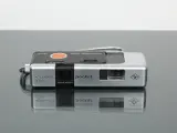 Srebrny aparat Agfamatic 3008 z napisem "pocket" i logo Agfa. Idealny do uchwycenia wspomnień.