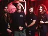 Les membres de Pantera posent ensemble, prêts à faire trembler les murs avec leur musique.