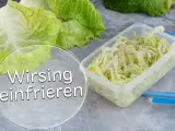 Frischer Wirsing, bereit zum Einfrieren in einer transparenten Box. So bleibt das Gemüse lange haltbar.