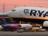 Samolot Ryanair startuje. Zastanawiasz się, ile kosztuje duży bagaż Ryanair? Sprawdź ceny przed podróżą!