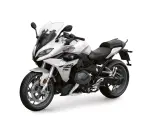 Biały motocykl sportowo-turystyczny BMW R 1250 RS z czarnym siedzeniem i przyciemnianą szybą.