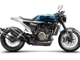 Stylowy motocykl Husqvarna Vitpilen 701 w kolorze niebiesko-białym, z widocznym silnikiem i wydechem.