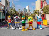 Personajes de Looney Tunes celebran la nueva atracción Warner. Bugs Bunny, Piolín, Silvestre, Lola Bunny y el Pato Lucas posan en la calle.