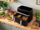 Dania z airfryer: chrupiące warzywa i kalafior na talerzu, obok frytki z batatów. Zdrowo i pysznie!