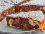 Ein Stück saftiger Marmorkuchen, bestäubt mit Puderzucker. Dieses fluffiger wolkenkuchen rezept ist ein Genuss!