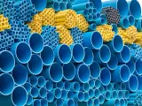 Tubi in polipropilene: pile di tubi blu e gialli, con alcune differenze visibili nei diametri e nelle tonalità.