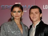 Zendaya i Tom Holland na premierze Spider-Mana. Zendaya wzrost jest imponujący, a jej stylizacja z pajęczymi kolczykami zachwyca.