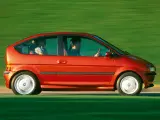 Czerwony samochód elektryczny BMW E1 z lat 90. jadący po zielonym tle.