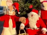 Tomten och två påskharen-liknande figurer i tomtedräkter. En julrebus med svar?