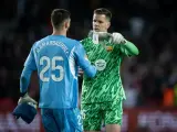 Dwóch bramkarzy, Mamardashvili i ter Stegen, rozmawia na boisku. Czy to zapowiedź spotkania najlepsi obrońcy na świecie?