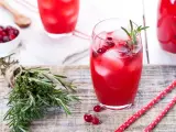 Drinki z wódką żurawinową: Proste przepisy i sekrety barmana
