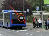 Niebieski autobus przegubowy z napisem "PRZEJAZD TESTOWY" na tyle, stoi przy przystanku autobusowym.