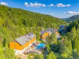 Idealne miejsce, gdzie na majówkę z dziećmi: hotel w otoczeniu lasu, z basenem i mnóstwem zieleni.