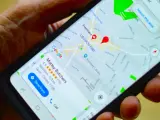 Jak zrobić pinezkę w Google Maps? Na ekranie telefonu widzimy mapę z zaznaczonym punktem w Crouch End.