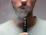 Hombre exhala humo de un vaper blu. Este vaper blu es malo para la salud.