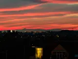 Zachód słońca nad Wrocławiem, zarys gór w oddali. Czy to Ślęża?