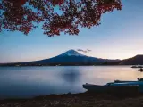 Zachód słońca nad jeziorem z widokiem na górę Fudżi. Zastanawiasz się, ile się leci do Japonii, by zobaczyć taki widok?