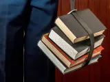 Un fascio di libri legati da una cinghia, un simbolo del percorso per capire come funzionano i CFU e il carico di studio.