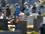 Ludzie odwiedzają groby, zapalają znicze. W powietrzu unosi się dym, symbolizujący modlitwę o odpust zupełny.