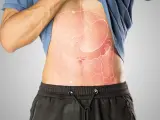 Anatomia brzucha z widocznym żołądkiem i jelitami. Gdzie jest woreczek żółciowy?