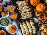 En härlig Halloween-buffé med mumiekorvar, pumpor och läskiga dippar. Perfekt för en mumie halloween-fest!
